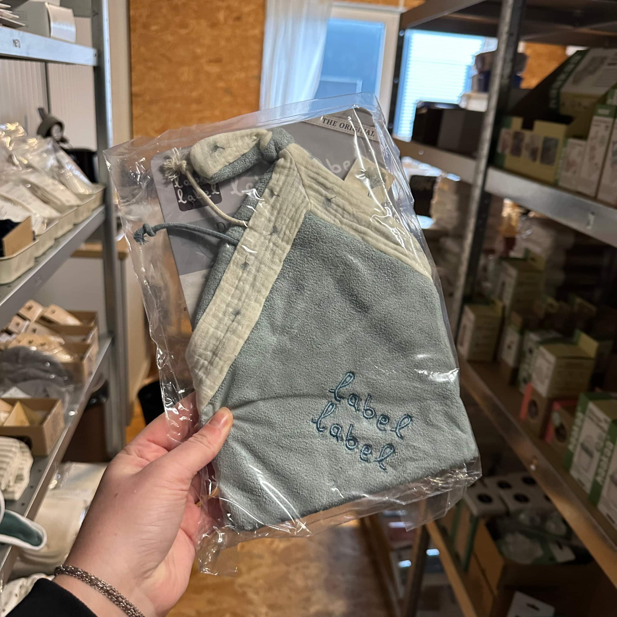 Knuffeldoekje blauw van Label Label – zacht troostdoekje voor baby’s en peuters.