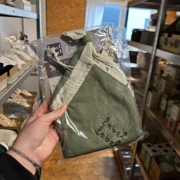 Knuffeldoekje donkergroen van Label Label – zacht troostdoekje voor baby’s en peuters.