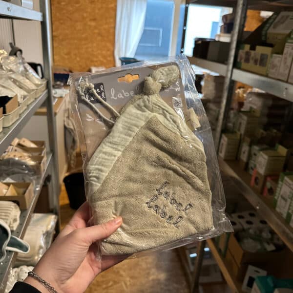 Knuffeldoekje nougat beige van Label Label – zacht troostdoekje voor baby’s en peuters.