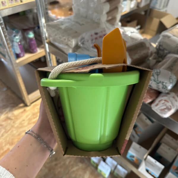 Green Toys strandemmer met schepje, harkje en vormpje – duurzaam strandspeelgoed van gerecycled plastic kopen bij Pure Start
