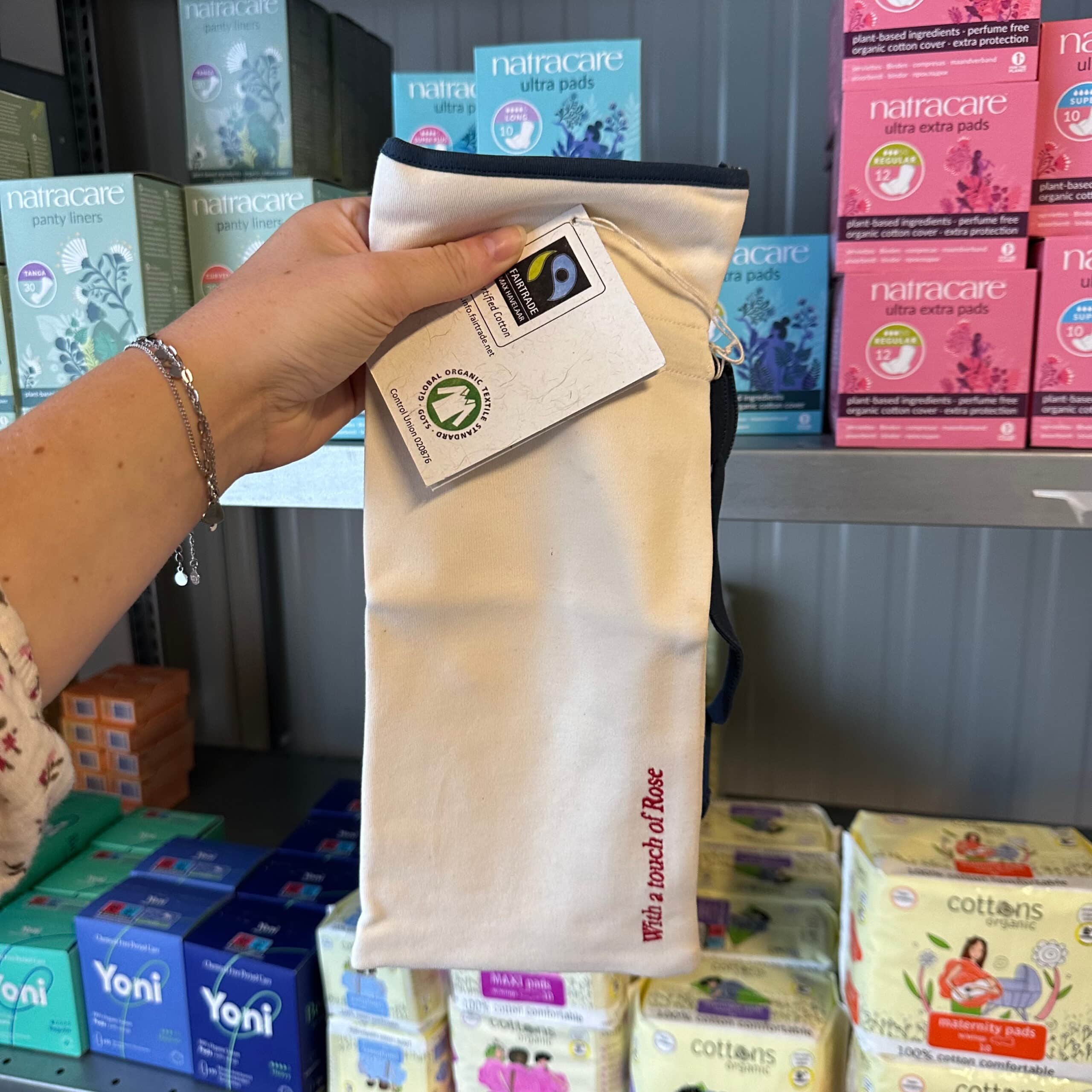 With a Touch of Rose kruikzak natural duurzame biologisch katoenen kruikenzak zacht ademend en veilig verkrijgbaar bij Pure Start