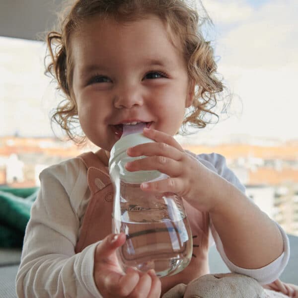 Glazen babyfles van Mininor, 160 ml, duurzaam borosilicaatglas met zachte BPA-vrije siliconen speen.