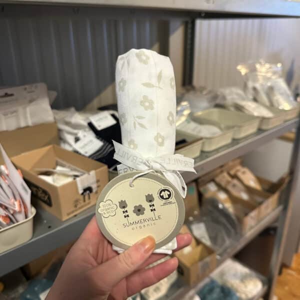 Hydrofiele doek van biologisch katoen met bloemetjes in zilvergrijs van Summerville Organic – zachte doek voor babyverzorging