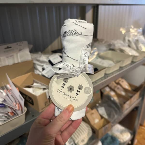 Hydrofiele doek van biologisch katoen met verenprint van Summerville Organic – zachte en ademende doek voor babyverzorging
