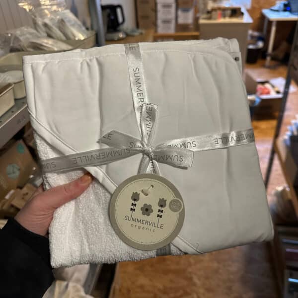Baby badcape van biologisch katoen in wit van Summerville Organic – zachte en absorberende badcape voor baby’s