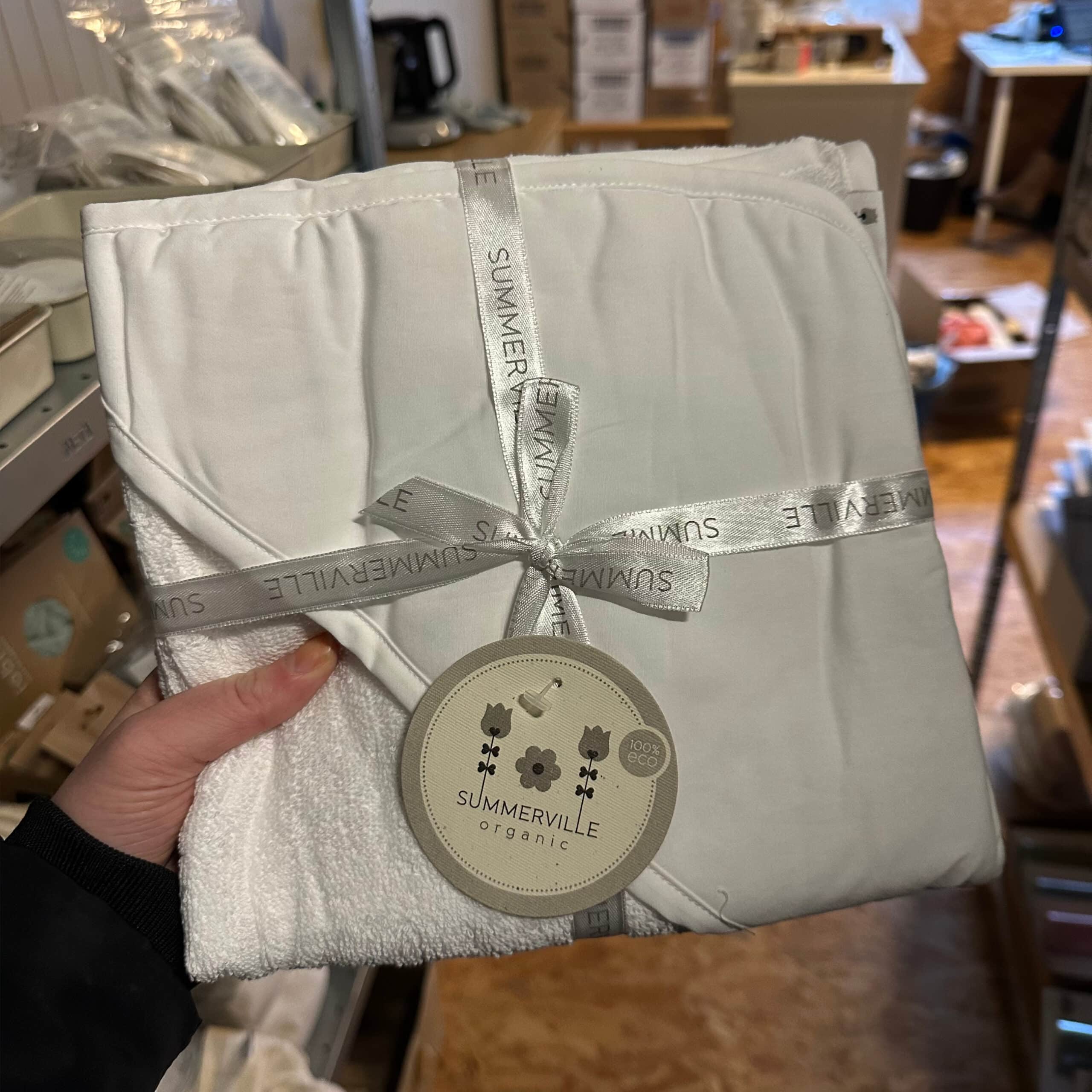 Baby badcape van biologisch katoen in wit van Summerville Organic – zachte en absorberende badcape voor baby’s