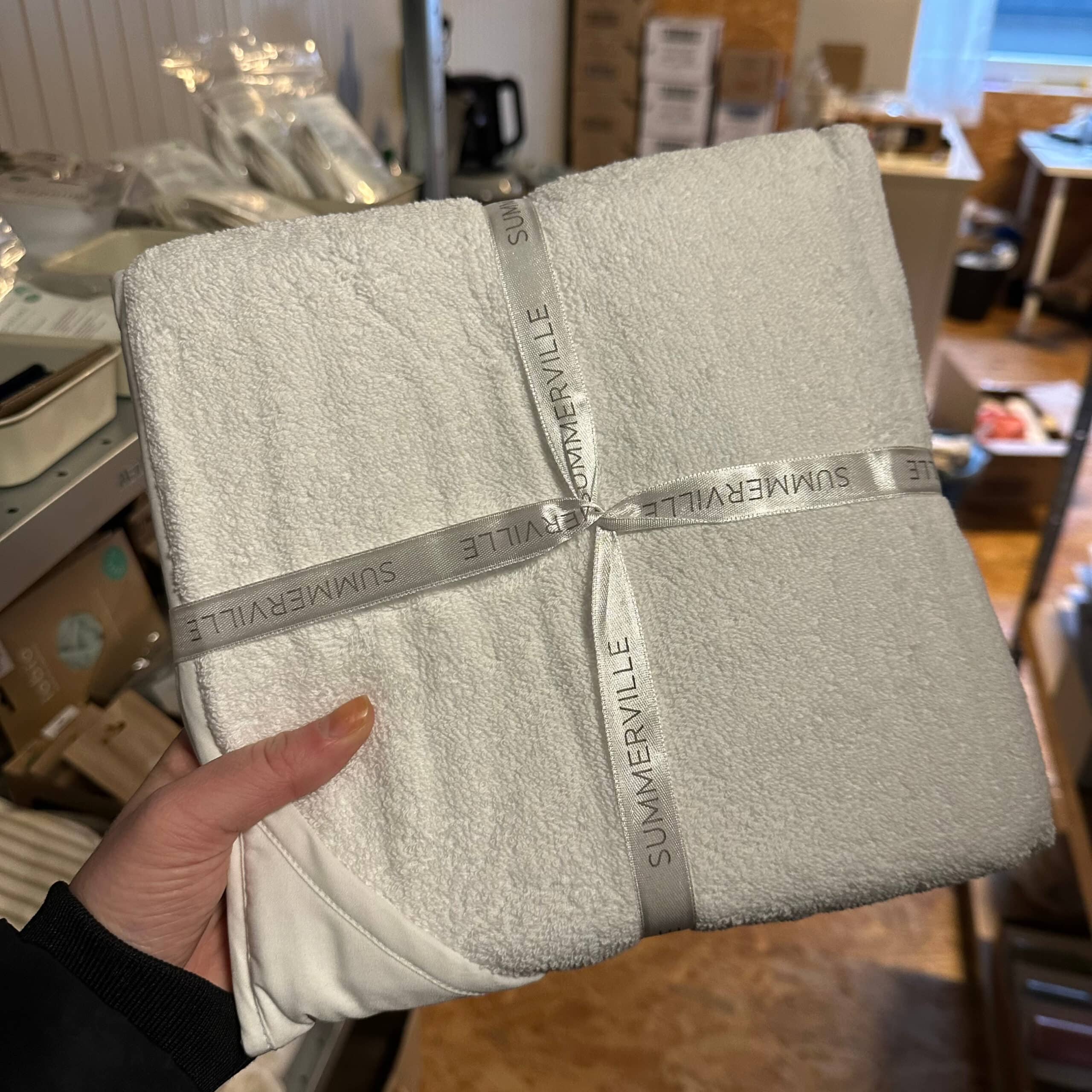 Baby badcape van biologisch katoen in wit van Summerville Organic – zachte en absorberende badcape voor baby’s