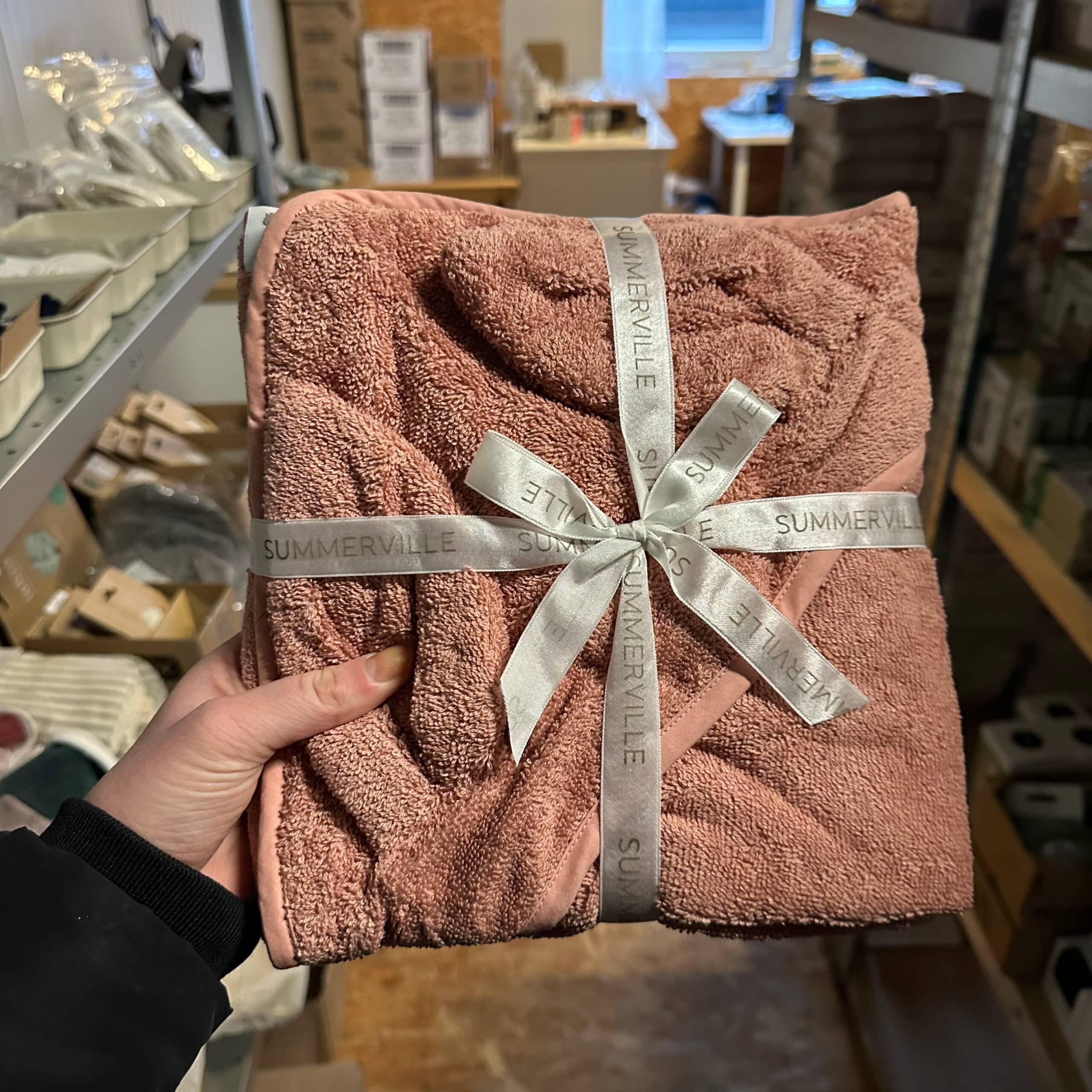 Baby badcape met konijnenoren van biologisch katoen in misty rose van Summerville Organic – zachte en absorberende badcape voor baby’s