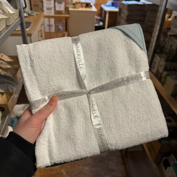 Baby badcape van biologisch katoen in ice blue met stippen van Summerville Organic – zachte en absorberende badcape voor baby’s
