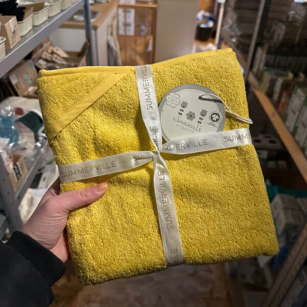 Baby badcape met konijnenoren van biologisch katoen in sun yellow van Summerville Organic – zachte en absorberende badcape voor baby’s