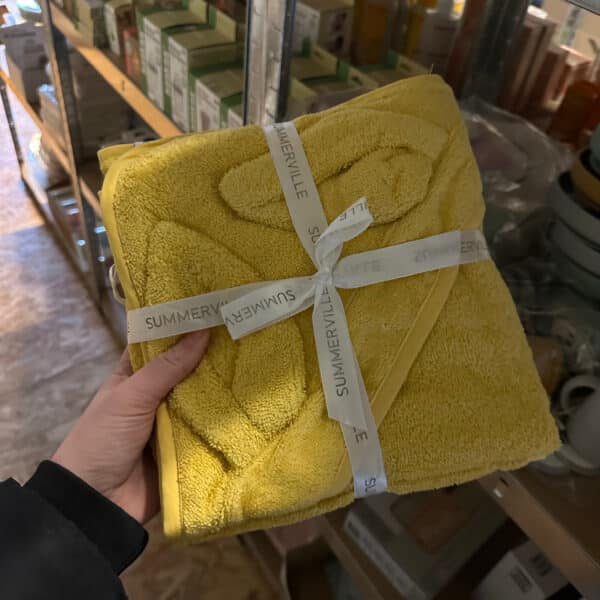 Baby badcape met konijnenoren van biologisch katoen in sun yellow van Summerville Organic – zachte en absorberende badcape voor baby’s