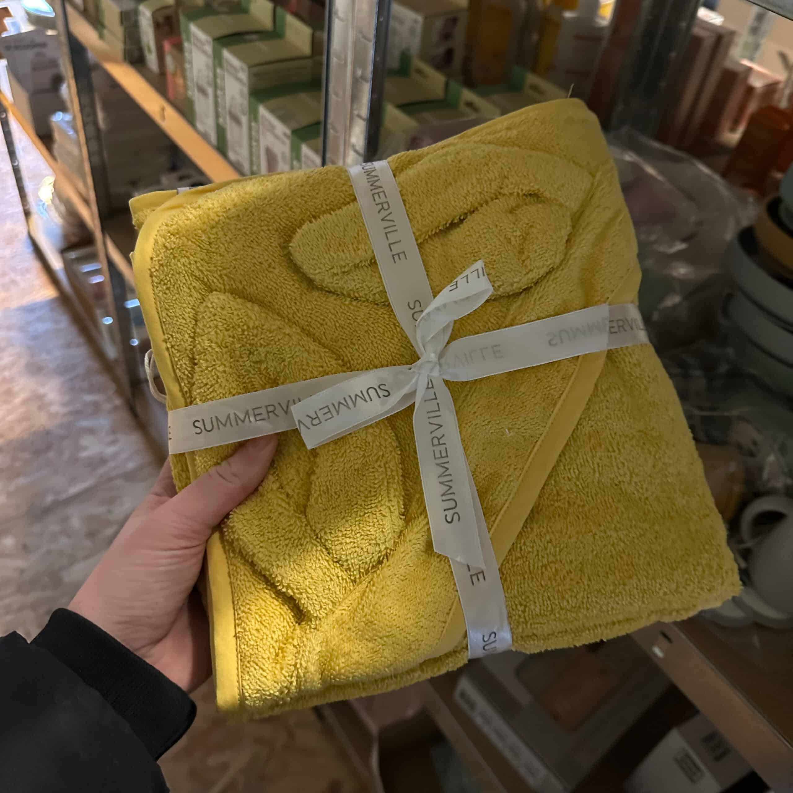 Baby badcape met konijnenoren van biologisch katoen in sun yellow van Summerville Organic – zachte en absorberende badcape voor baby’s
