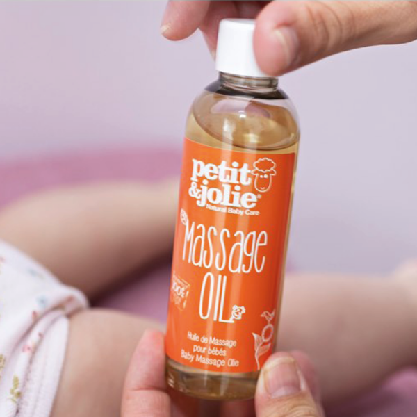 Flesje Petit&Jolie Baby Massage Olie – 100% natuurlijke olie voor een zachte en ontspannen babymassage. Hydrateert en verzorgt de gevoelige babyhuid.