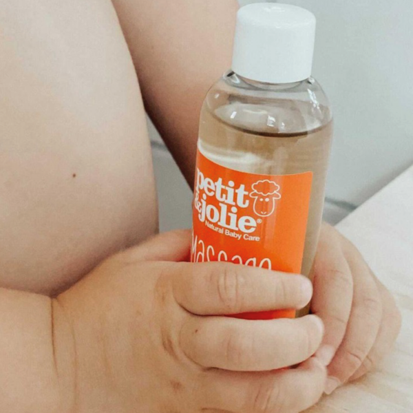 Flesje Petit&Jolie Baby Massage Olie – 100% natuurlijke olie voor een zachte en ontspannen babymassage. Hydrateert en verzorgt de gevoelige babyhuid.