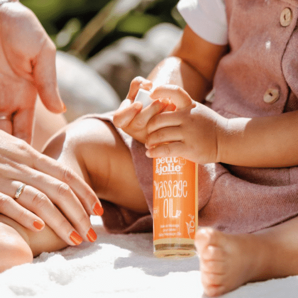 Flesje Petit&Jolie Baby Massage Olie – 100% natuurlijke olie voor een zachte en ontspannen babymassage. Hydrateert en verzorgt de gevoelige babyhuid.