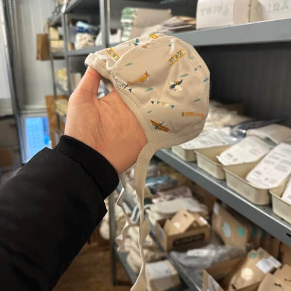 Popolini strikmutsje van rib katoen met planes print, zacht en comfortabel babymutsje