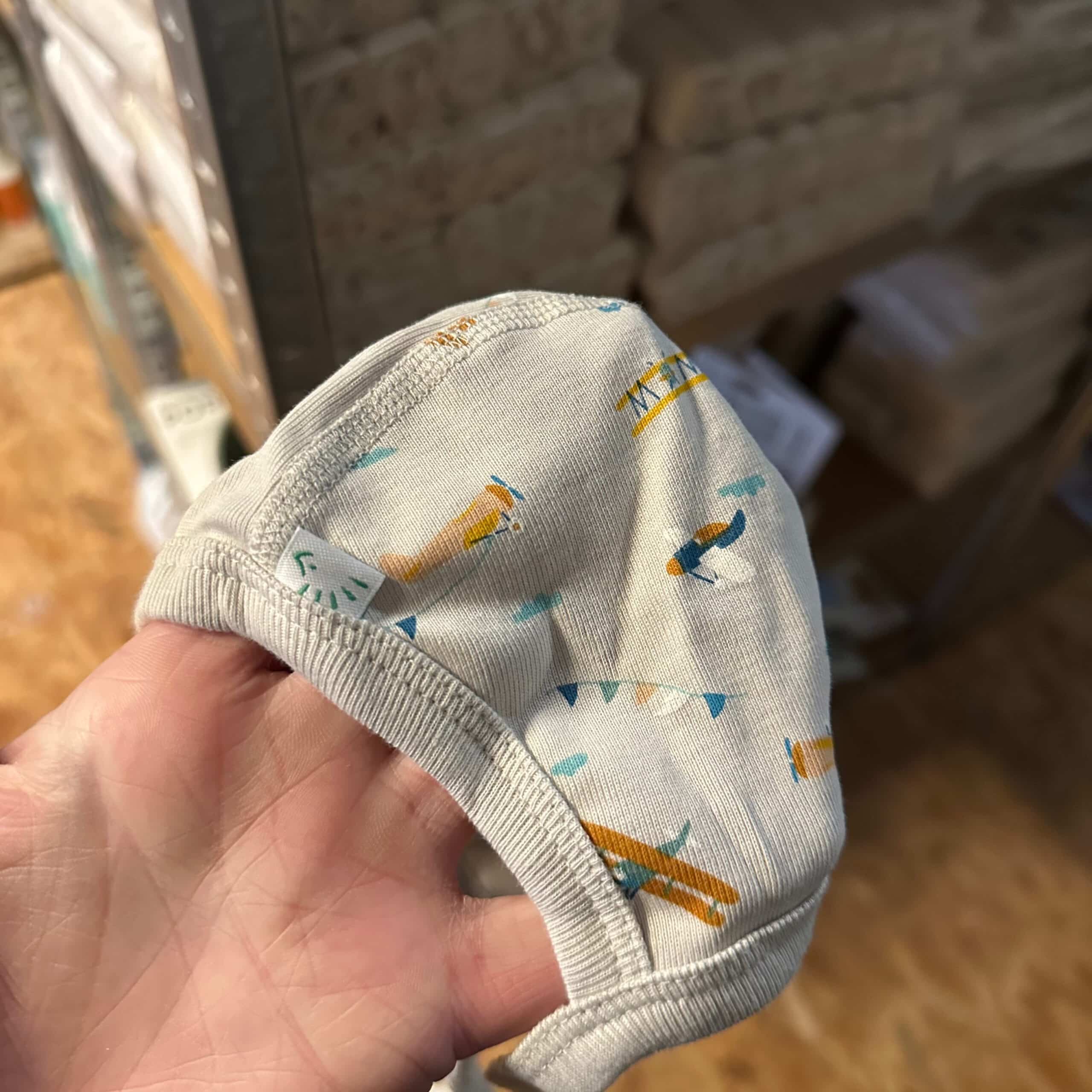 Popolini strikmutsje van rib katoen met planes print, zacht en comfortabel babymutsje