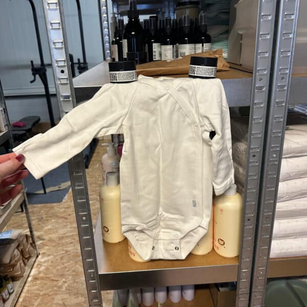 Popolini overslagromper van ecru katoen, zachte en comfortabele romper voor baby’s