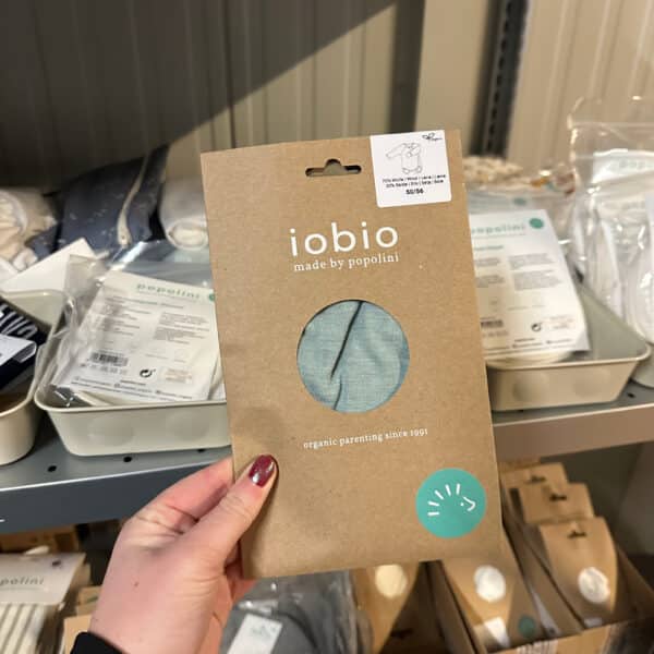 Popolini overslagromper van zijde en wol in saliegroen, zachte en ademende romper voor baby’s