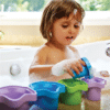 Meisje in bad speelt met Green Toys stapelbekers