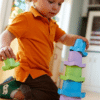 GreenToys stapelbekers sterren met spelend jongentje.