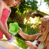 Green Toys gerecycled plastic stapelbekers spelende meisjes