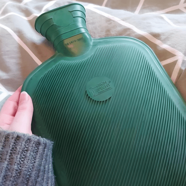 Grunspecht natuurrubber kruik van 2 liter met biologische hoes, duurzaam en warmhoudend, ideaal voor comfort en ontspanning.