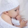 Baby met wit mutsje