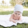 Baby met mutsje in groen