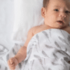 Baby met hydrofiele doek veren