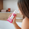Productafbeelding van Weleda Aroma Shower Love Douchecrème, een natuurlijke en verzorgende douchecrème met de geur van damastroos, in een roze tube.