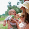 Baby met moeder en RVS babyfles Klean Kanteen.