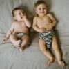 Baby's met Popolini Ultrafit Interlock luiers om.