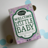 Verpakking van Natural Temptation Welcome Little Baby thee, een biologische kruidenmelange speciaal ontworpen als kraamcadeau, met een schattig en vrolijk design.
