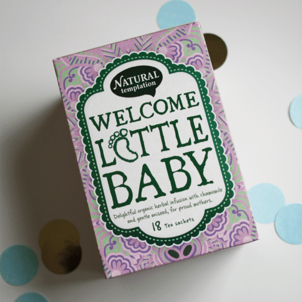 Verpakking van Natural Temptation Welcome Little Baby thee, een biologische kruidenmelange speciaal ontworpen als kraamcadeau, met een schattig en vrolijk design.