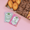 Verpakking van Natural Temptation Welcome Little Baby thee, een biologische kruidenmelange speciaal ontworpen als kraamcadeau, met een schattig en vrolijk design.