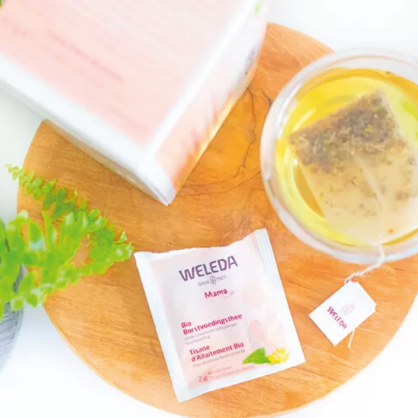 Verpakking van Weleda Mama Bio Borstvoedingsthee, een biologische kruidenmelange speciaal ontwikkeld voor moeders die borstvoeding geven, met een kalmerende en ondersteunende werking.