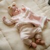 Baby met roze knuffeldoekje van Label Label.