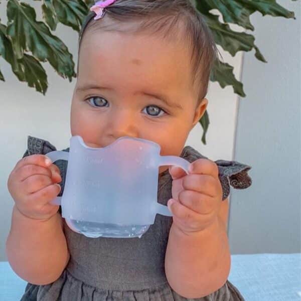 Baby drinkt uit Haakaa siliconen drinkbeker.