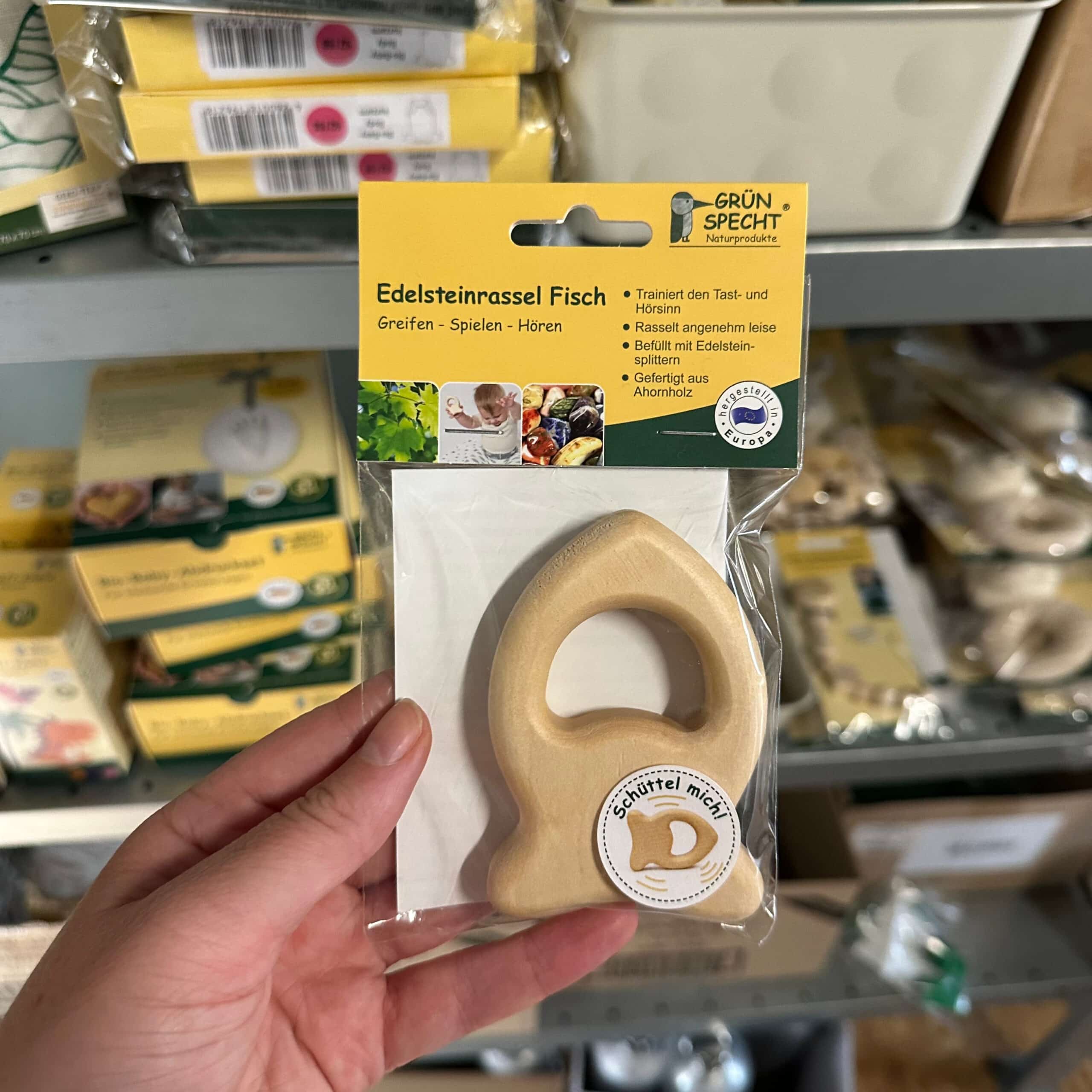 Grünspecht houten rammelaar met edelsteentjes – duurzaam babyspeeltje dat zacht rammelt en de zintuigen stimuleert.