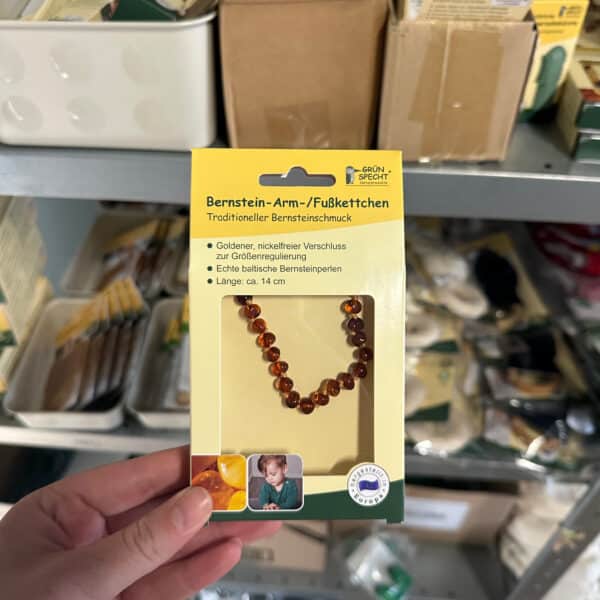 Grünspecht barnsteen baby armband cognac – natuurlijke armband met barnsteenkralen, stijlvol en comfortabel voor baby’s.