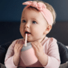 Baby met siliconen tuitbeker van Haakaa.
