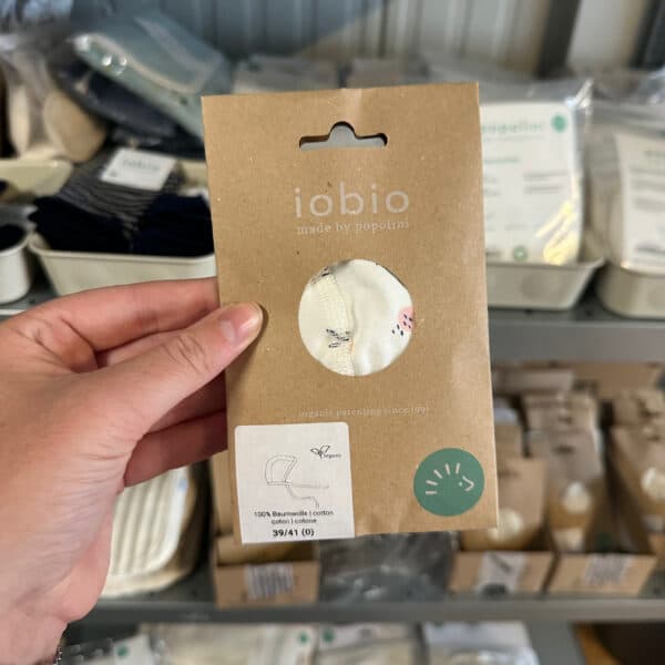 Popolini strikmutsje rib katoen birdy dots – comfortabel en ademend babymutsje met striklintjes en speelse birdy dots print