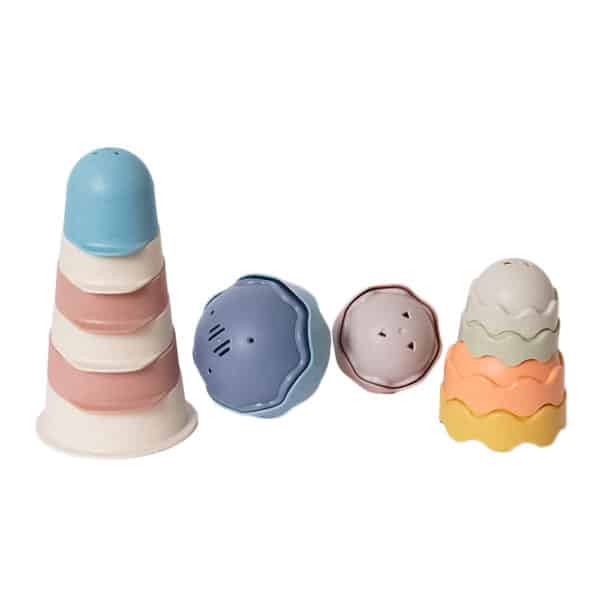 Stapeltoren van bioplastic in diverse kleurtjes.