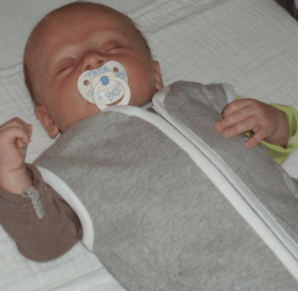Baby met slaapzak van With a touch of Rose.