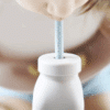 Kind drinkt uit minikoioi drinkfles met rietje.