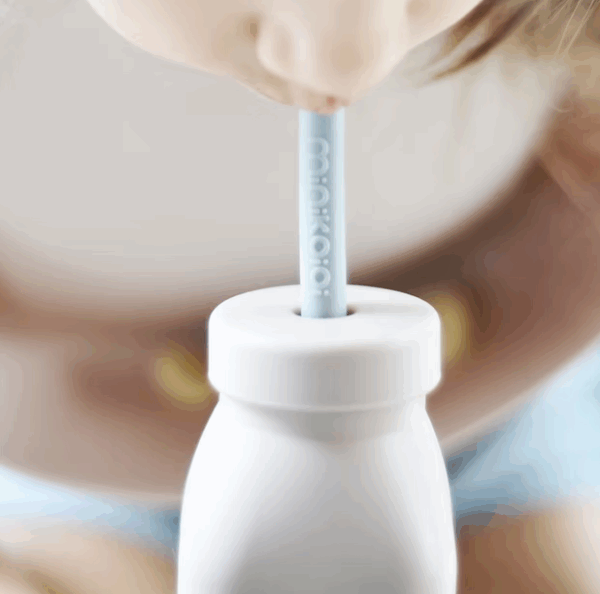 Kind drinkt uit minikoioi drinkfles met rietje.