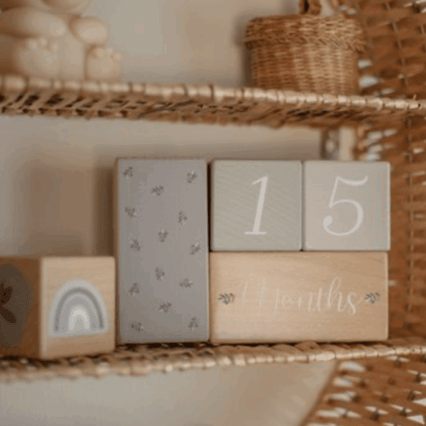 Mijlpaal blokken hout Olive van Label Label – houten milestone blokken voor babyfoto’s en herinneringen.