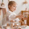 Kindje speelt met nougat blokken set van Label Label.