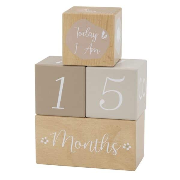 Baby mijlpaal blokken van hout in kleur nougat.